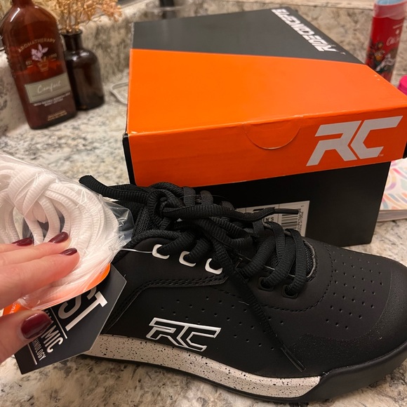 NEW Women’s mountain biking shoes - Picture 1 of 2